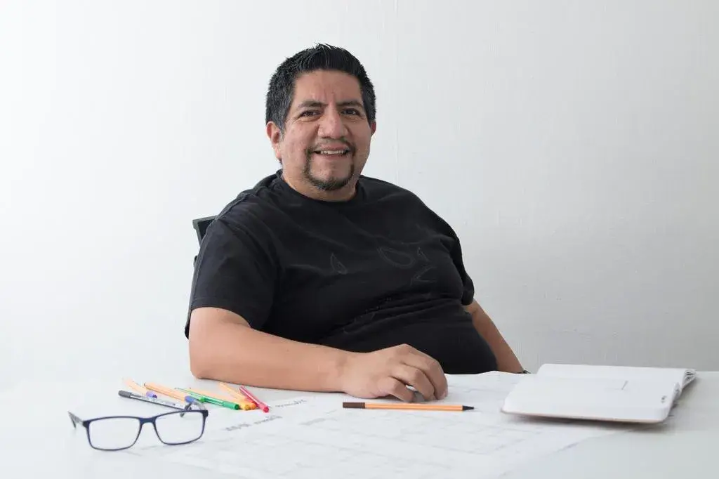 Fotografía profesional de Ernesto, integrante del staff de InOut Arquitectura en su espacio de trabajo.