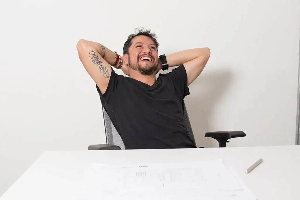 Retrato casual de Isaac, miembro del equipo creativo de InOut Arquitectura en fondo de estudio.