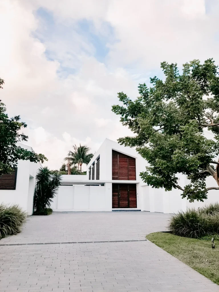 Proyecto de arquitectura del paisaje con diseño de jardín residencial moderno.