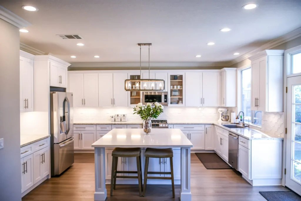 Diseño de interiores para cocina residencial de lujo moderna y luminosa.