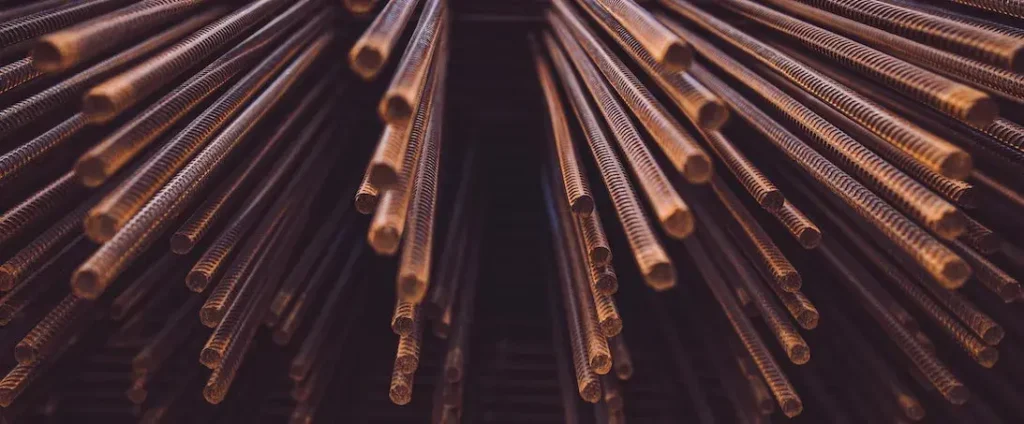 Materiales de construcción con tubos de cobre alineados para instalaciones residenciales.